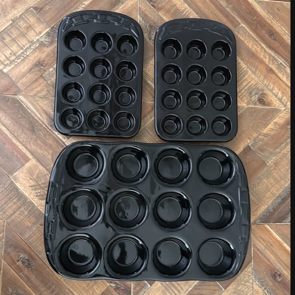 Longaberger Basket Co. 
Ebony Muffin Pan Cupcake Tray Mini & Regular 
3 Pans
